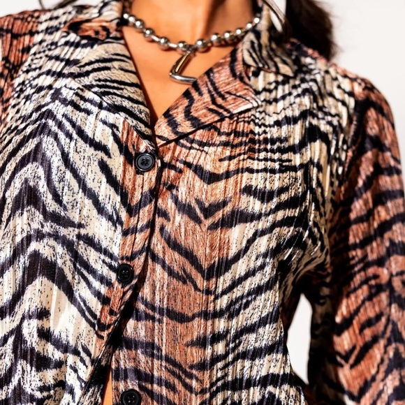 Long Sleeve Plissé Set in Go Get 'Em Tiger - Picture 3 of 5